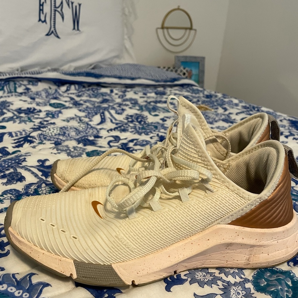 Nike women’s tennis shoes